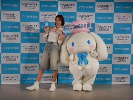 　撮影に応じる（左から）王林、シナモロール