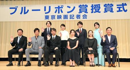 　客席に手を振る（前列左から）安田淳一監督、大沢たかお、山口馬木也、河合優実、小泉今日子、入江悠（後列左から）ビターズ・エンド・冨岡孝仁氏、吉永小百合、神木隆之介、早瀬憩（撮影・佐藤厚）