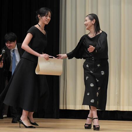 　受賞を喜び合う小泉今日子（右）と河合優実（撮影・佐藤厚）