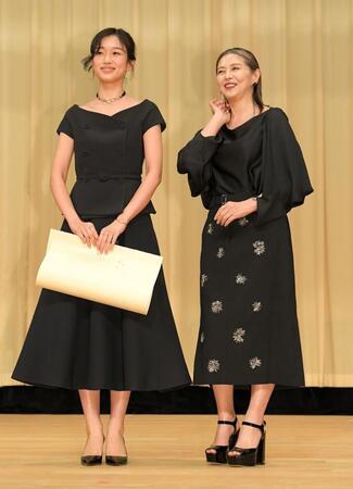 　受賞を喜び合う小泉今日子（右）と河合優実（撮影・佐藤厚）