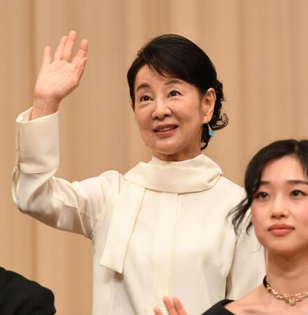 客席に手を振る吉永小百合＝東京都千代田区のイイノホール（撮影・佐藤厚）