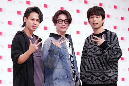 　ポーズを決めるＫＡＴ-ＴＵＮの（左から）上田竜也、亀梨和也、中丸雄一（２０２１年撮影）