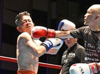 　若林元樹選手の（右）のパンチを浴びる宮迫博之