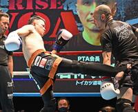 　若林選手（右）にキックを見舞う宮迫博之