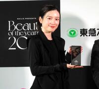 　トロフィーを受け取る永野芽郁