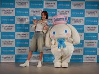 　撮影に応じる（左から）王林、シナモロール