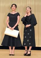 　受賞を喜び合う小泉今日子（右）と河合優実（撮影・佐藤厚）