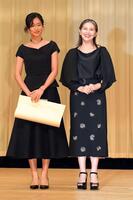 　受賞を喜び合う小泉今日子（右）と河合優実（撮影・佐藤厚）