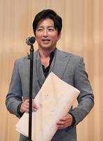 　助演男優賞を受賞しスピーチする大沢たかお（撮影・佐藤厚）