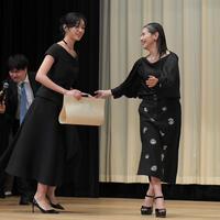 　受賞を喜び合う小泉今日子（右）と河合優実（撮影・佐藤厚）