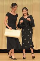 　受賞を喜び合う小泉今日子（右）と河合優実（撮影・佐藤厚）