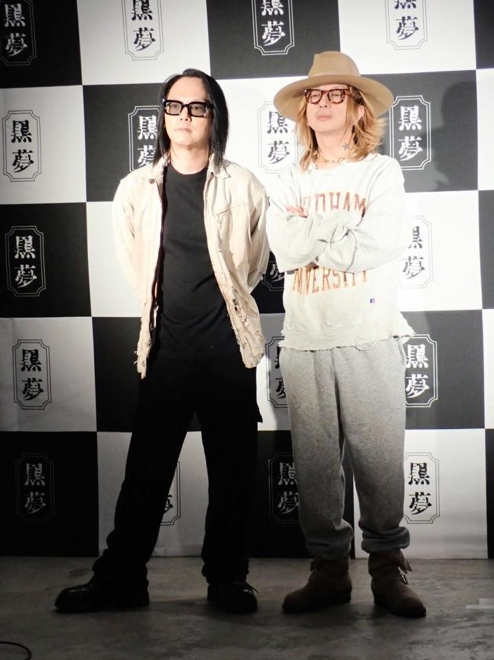 　ライブ前に取材会を行った黒夢の（左から）人時と清春