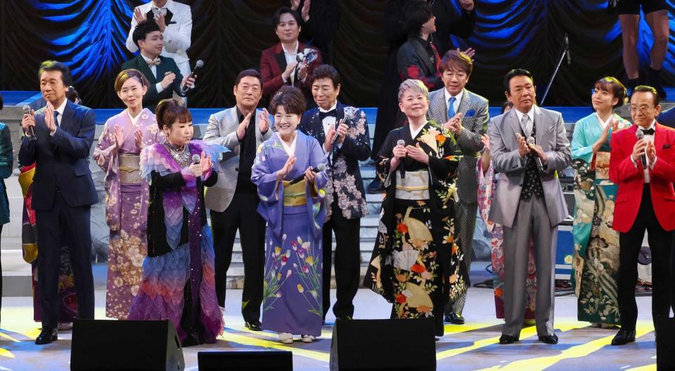　出演した（前列左から）天童よしみ、川中美幸、島津亜矢、山本譲二ら