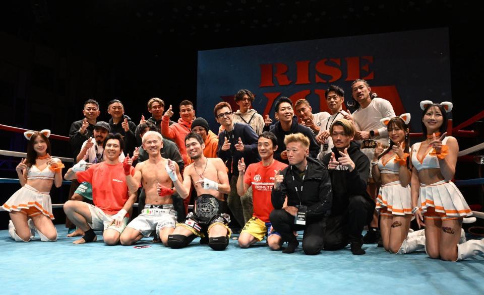 　集合写真におさまる宮迫博之（左上）