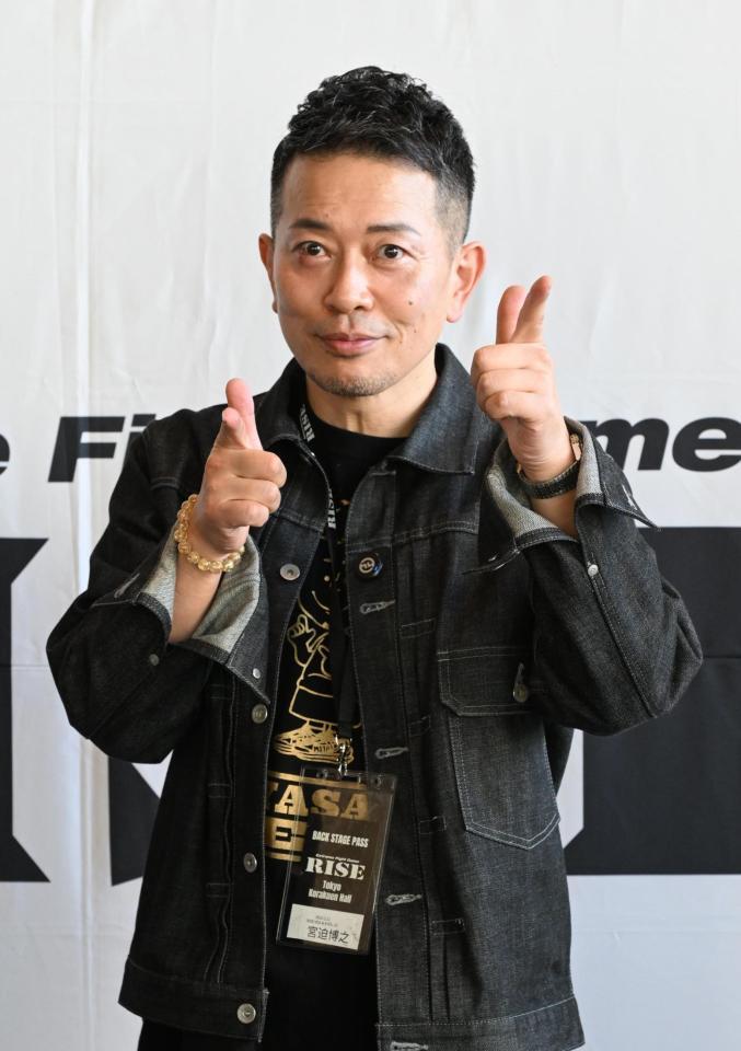 　試合後に取材を受ける宮迫博之