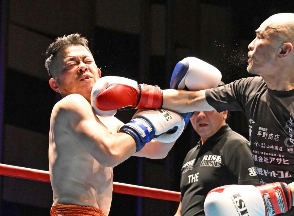 　若林元樹選手の（右）のパンチを浴びる宮迫博之
