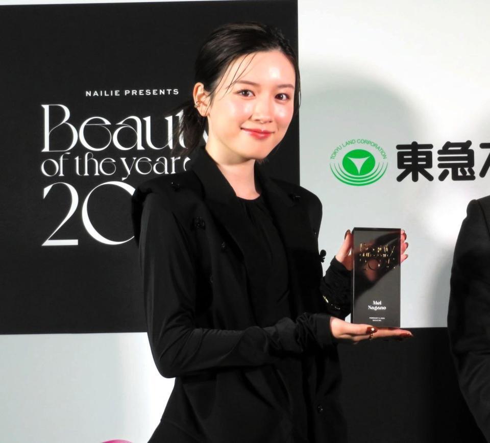 　トロフィーを受け取る永野芽郁