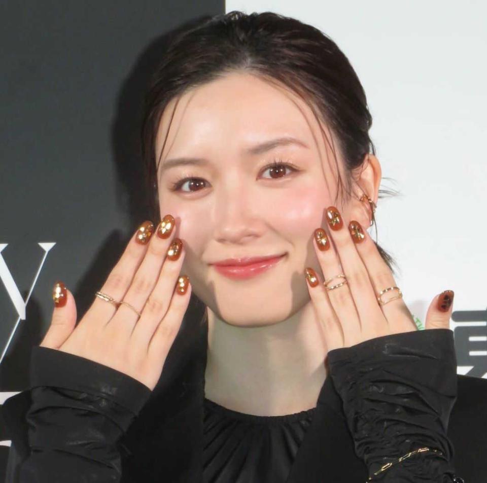 　ネイルを披露する永野芽郁