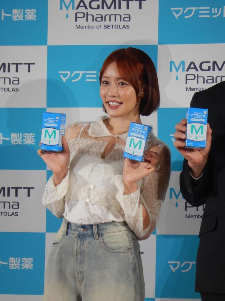 　撮影に応じる王林