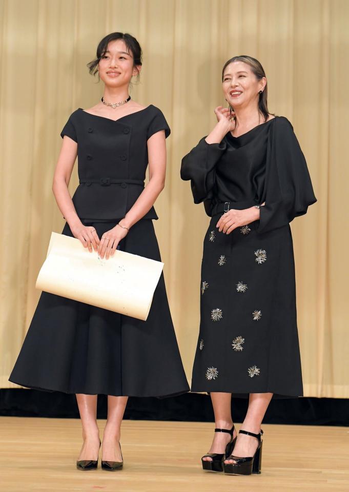 　受賞を喜び合う小泉今日子（右）と河合優実（撮影・佐藤厚）