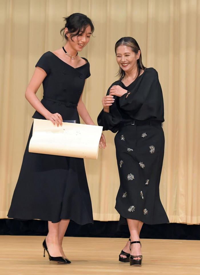 　受賞を喜び合う小泉今日子（右）と河合優実（撮影・佐藤厚）