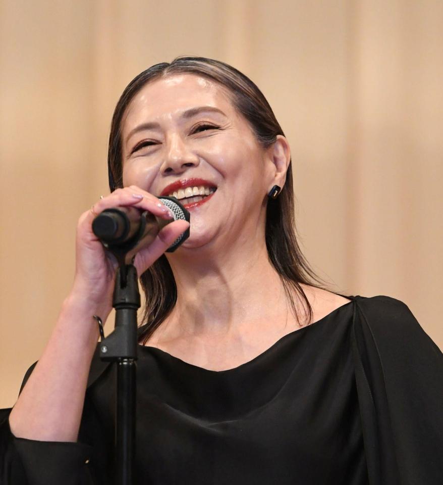 　助演女優賞に輝き、笑顔でスピーチする小泉今日子（撮影・佐藤厚）