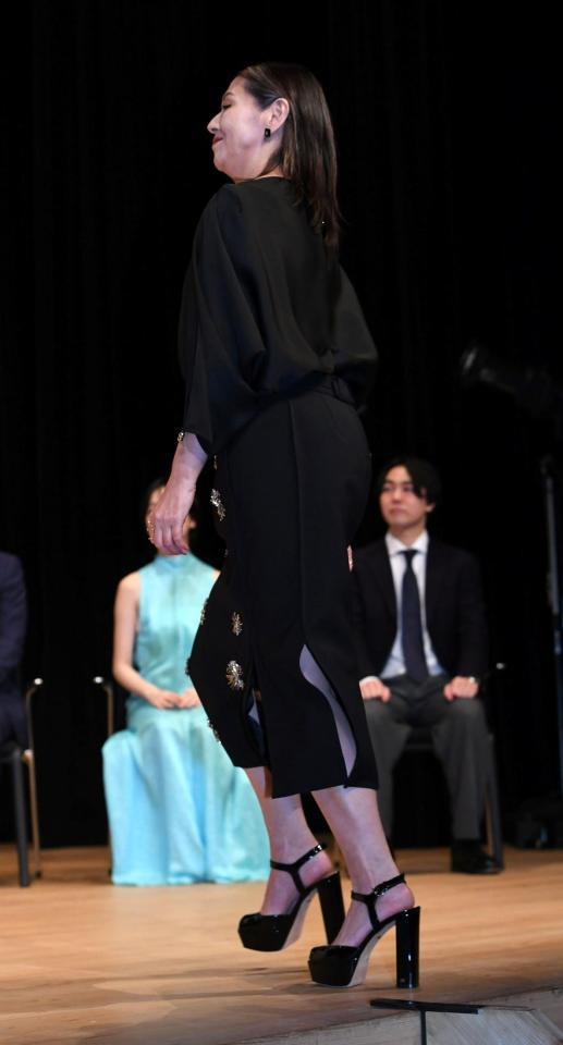 助演女優賞に輝き、ステージに向かう小泉今日子＝東京都千代田区のイイノホール（撮影・佐藤厚）