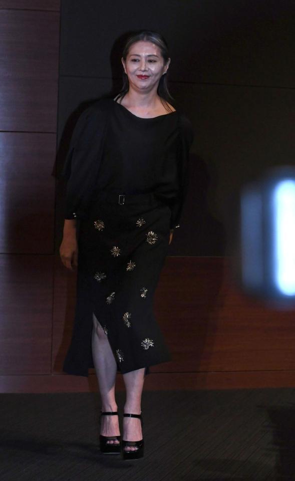 助演女優賞に輝き、ステージに向かう小泉今日子＝東京都千代田区のイイノホール（撮影・佐藤厚）