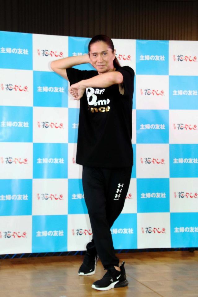 　ダンササイズのポーズを決めるＳＡＭ（２０１９年撮影）