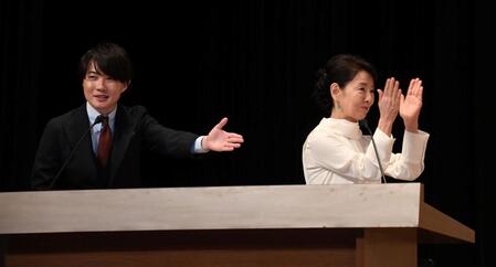 　司会を務めた吉永小百合（右）と神木隆之介（撮影・佐藤厚）