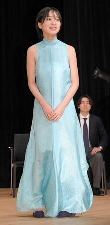 　壇上で笑顔を見せる早瀬憩（撮影・佐藤厚）