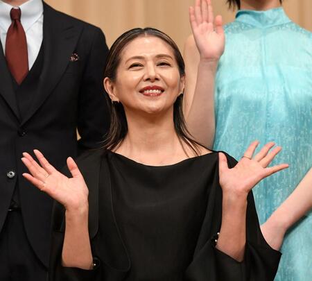 　客席に手を振る小泉今日子（撮影・佐藤厚）