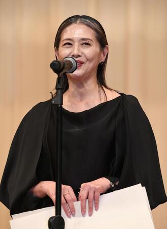 　助演女優賞に輝き、笑顔でスピーチする小泉今日子（撮影・佐藤厚）