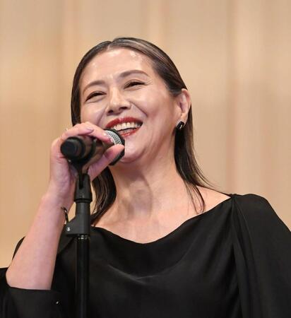 　助演女優賞に輝き、笑顔でスピーチする小泉今日子（撮影・佐藤厚）