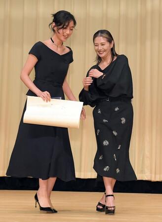 　受賞を喜び合う小泉今日子（右）と河合優実（撮影・佐藤厚）