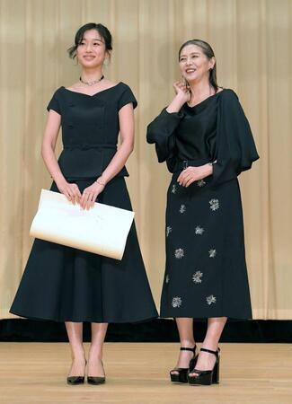 　受賞を喜び合う小泉今日子（右）と河合優実（撮影・佐藤厚）