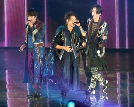　３月３１日で解散するＫＡＴ-ＴＵＮの（左から）中丸雄一、上田竜也、亀梨和也（２０２４年撮影）