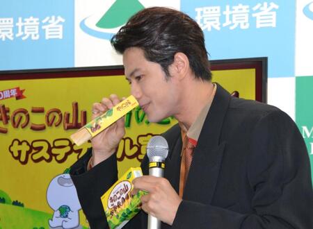 　「きのこの山たけのこの里サステナブル宣言」公開報告会に登場し、木でできたスリーブのにおいを確認する森崎ウィン