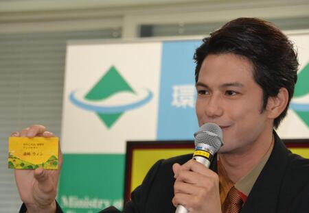 　「きのこの山たけのこの里サステナブル宣言」公開報告会に登場し、名刺を披露する森崎ウィン