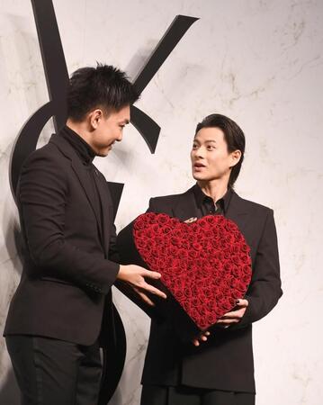 　ハート型の花束をプレゼントされた平野紫耀（右）＝撮影・園田高夫