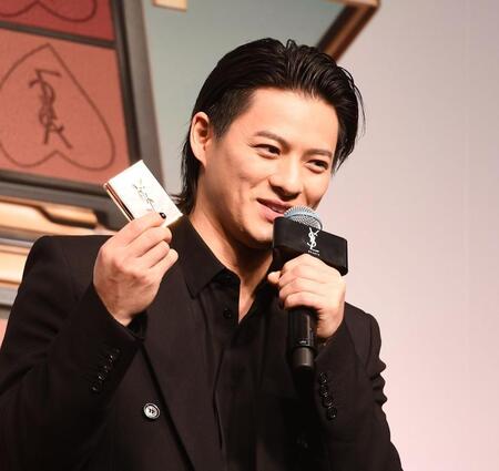 　おすすめの商品を紹介する平野紫耀（撮影・園田高夫）