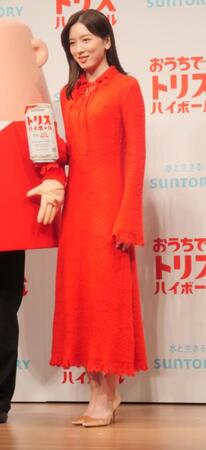 　華やかな赤のワンピース姿の永野芽郁