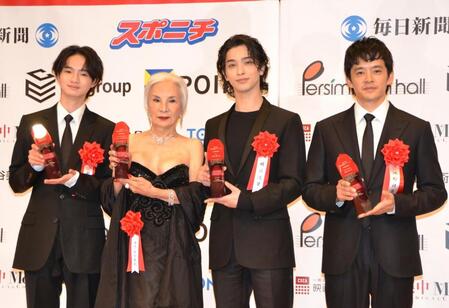 　「第７９回毎日映画コンクール」贈呈式に登場した（左から）越山敬達、カルーセル麻紀、横浜流星、池松壮亮