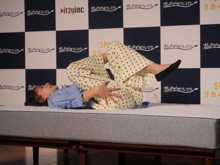 　ピラティスインストラクターとして、ベッドでできるストレッチを披露した優木まおみ