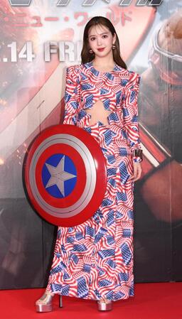 　キャプテン・アメリカを意識した衣装で登場した藤田ニコル（撮影・園田高夫）