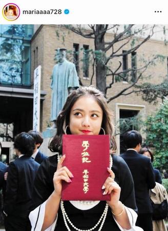 早大卒業式で。１９年３月の谷まりあのインスタグラム＠ｍａｒｉａａａａ７２８より