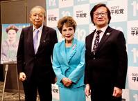 　新党「12平和党」を旗揚げし、参院選出馬を表明したデヴィ夫人（中央）。左は選対委員長の藤川晋之助氏。右は共同代表の堀池宏氏