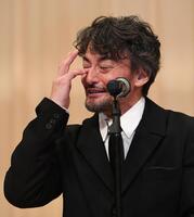 　主演男優賞に輝き、涙を流す山口馬木也（撮影・佐藤厚）