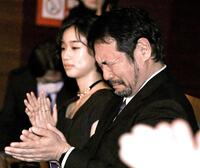 　山口馬木也が主演男優賞を受賞し、号泣する安田淳一監督（撮影・佐藤厚）
