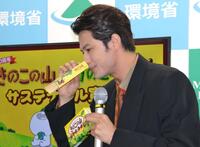 　「きのこの山たけのこの里サステナブル宣言」公開報告会に登場し、木でできたスリーブのにおいを確認する森崎ウィン